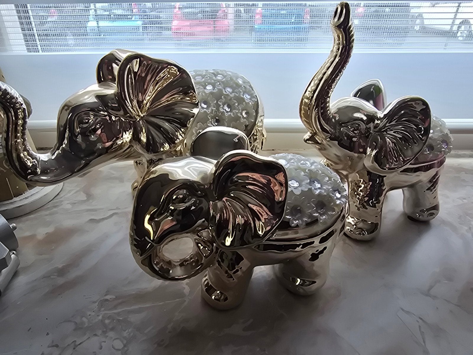 Gouden olifanten beeldjes met strass steentjes, Ophalen of Verzenden, Zo goed als nieuw, Steen/keramiek, Goud