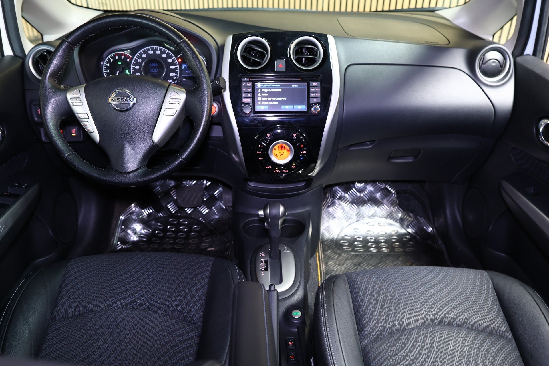 Nissan Note 1.2 DIG-S Connect AUTOM CLIMA NAVI PANO CAMERA C, Gebruikt, Zwart, Wit, 98 pk