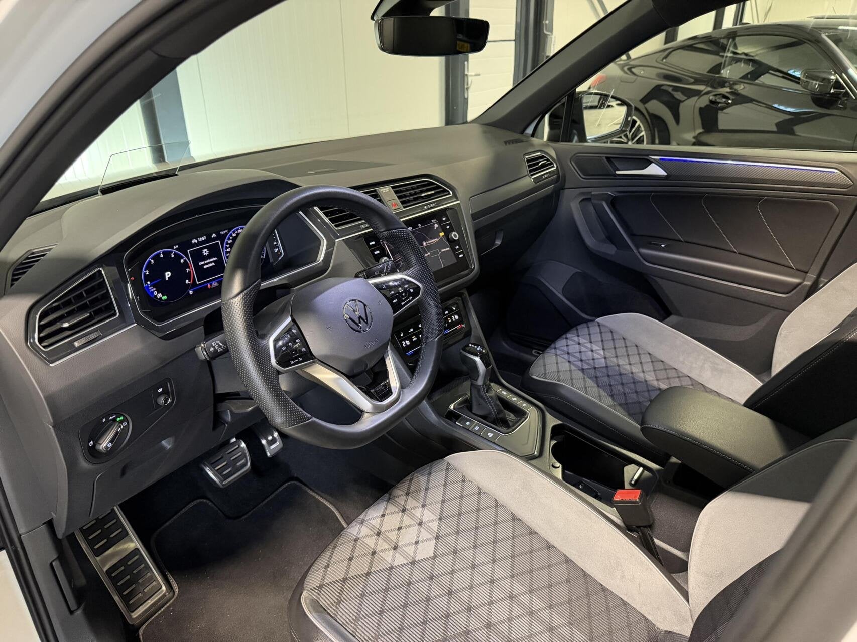 Volkswagen Tiguan 1.5 TSI R-Line Pano Head-up Trekhaak VOL!, Auto's, 1441 kg, 15 km/l, Euro 6, 4 cilinders
