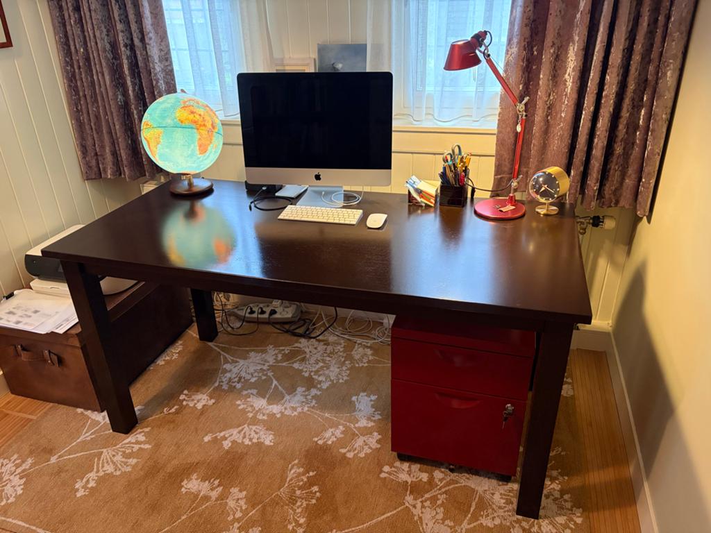Mooi, stevig houten bureau in kleur ebbenhout 159x75x77 cm, Ophalen, Gebruikt, Hout, Bruin