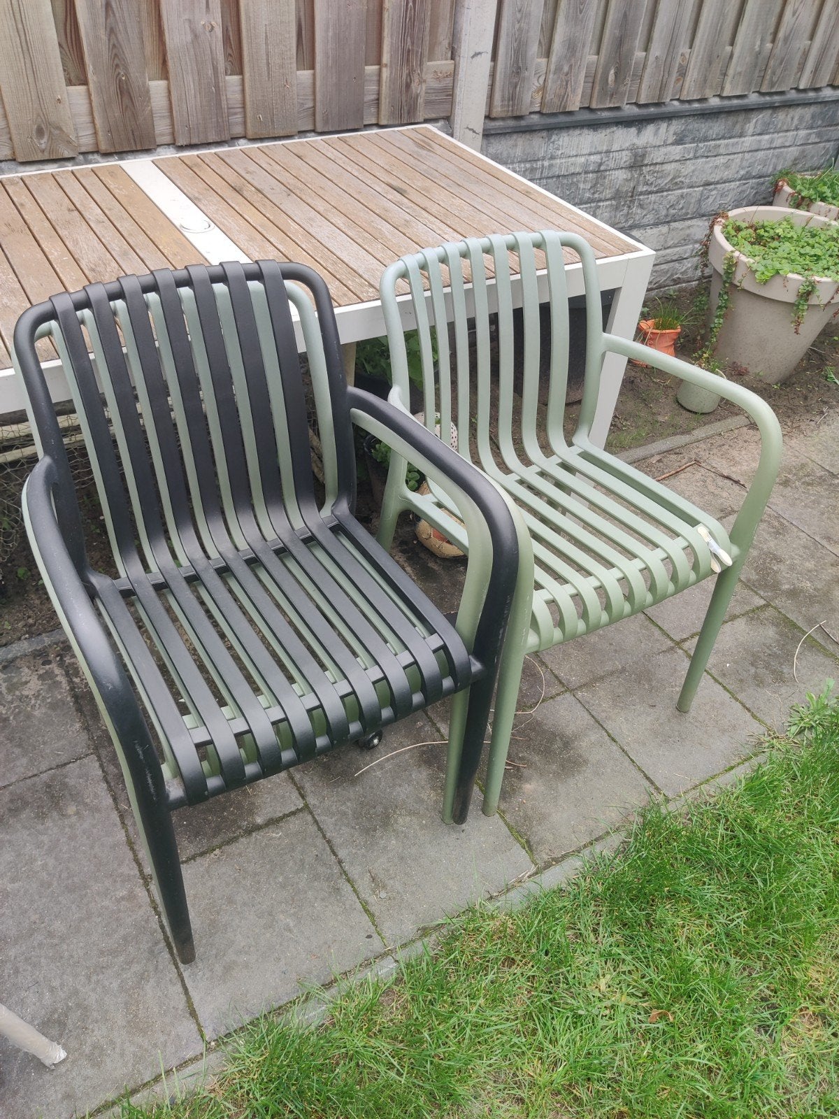4 kunststof tuinstoelen - grijs en groen, Ophalen, Gebruikt, Kunststof, Stapelbaar