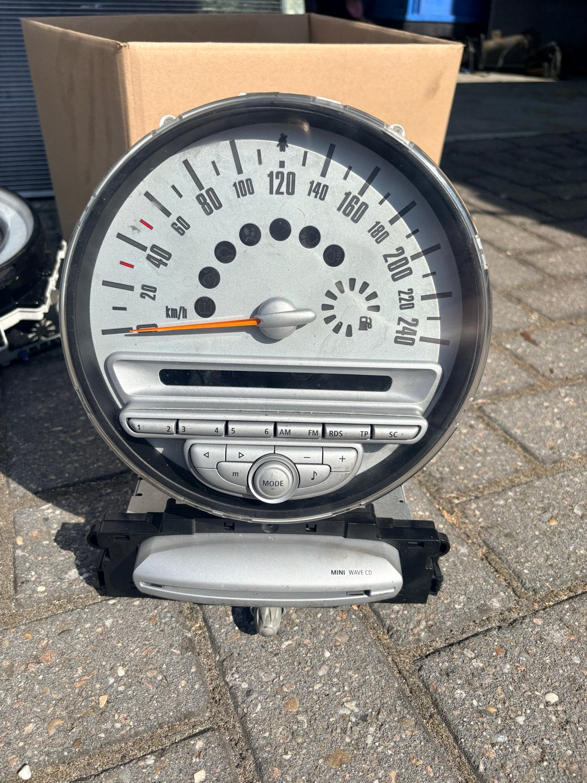 Mini Cooper S Snelheidsmeter met Radio Wave CD, Auto diversen, Autoradio's, Gebruikt, Ophalen of Verzenden