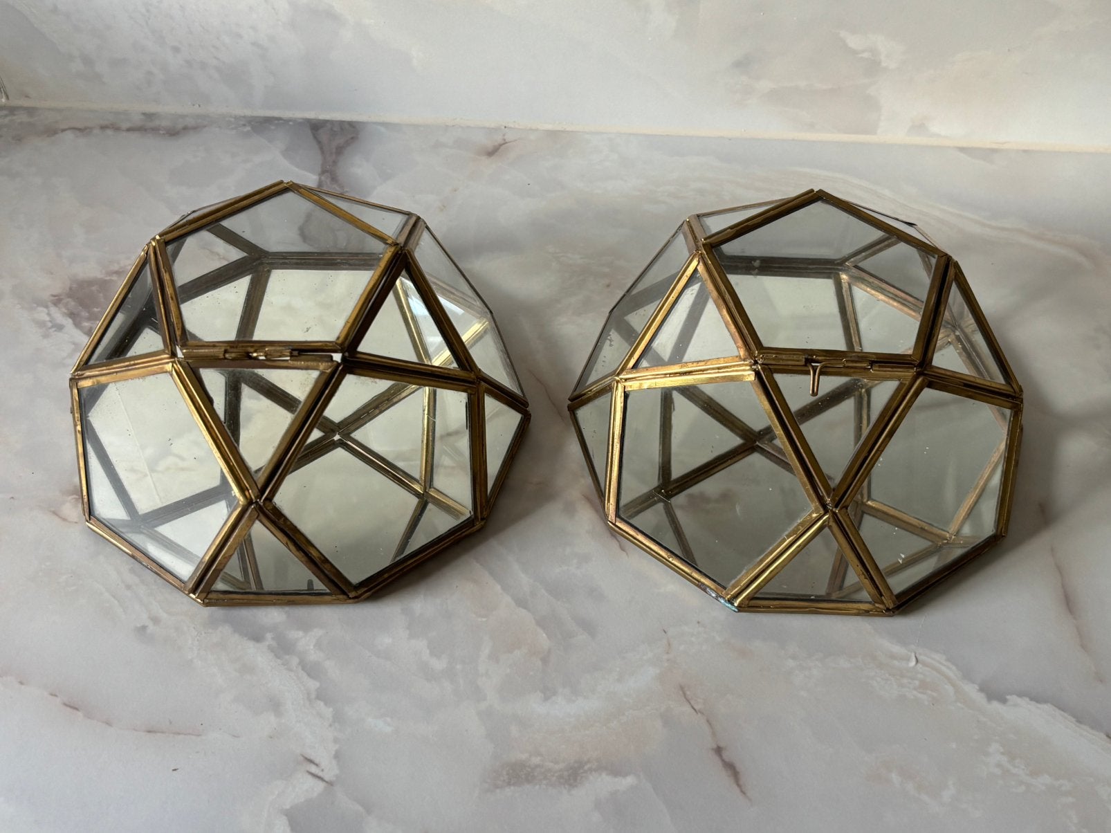 Vitrine kisten in diamantvorm van glas messing en spiegel, Ophalen of Verzenden