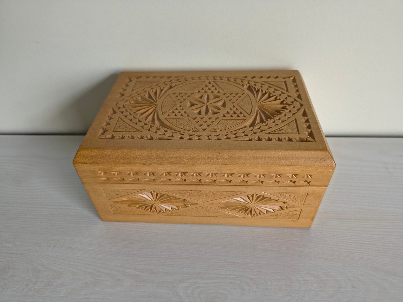 Houten kistje houtsnijwerk, Antiek en Kunst, Houtsnijwerk, Minder dan 20 cm, Ophalen of Verzenden, Hout