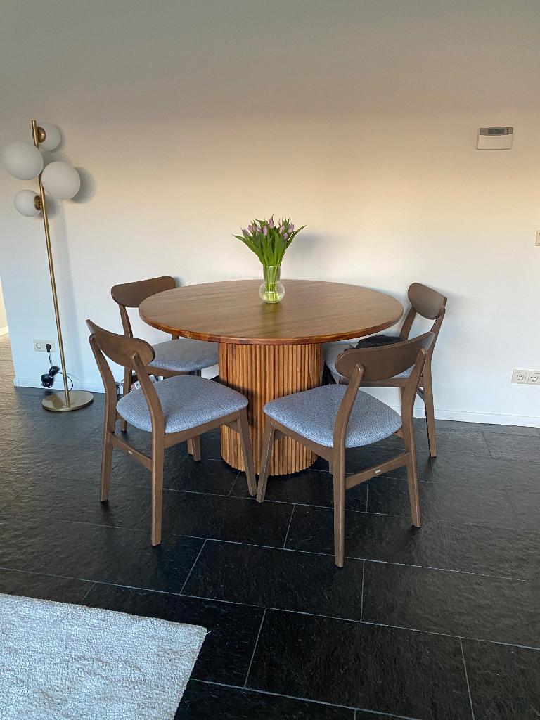 Sklum - Round dining table and chairs, Ophalen, Zo goed als nieuw, 4 tot 6 stoelen