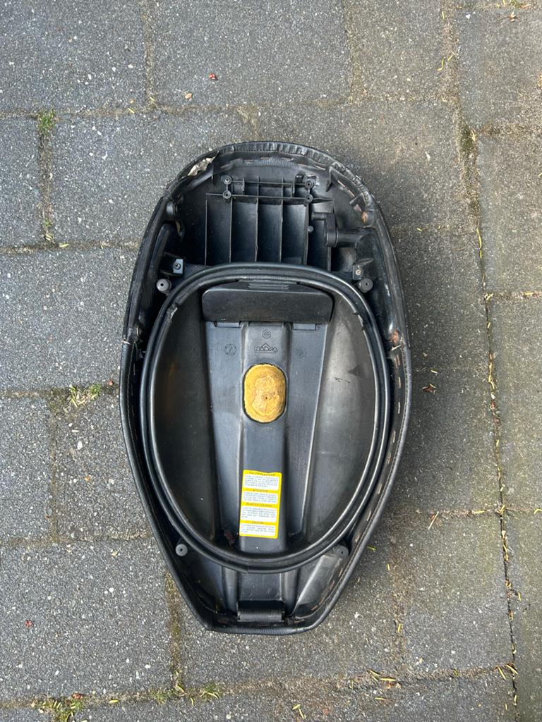 Zip type 3 mono zadel - opknapper, Fietsen en Brommers, Brommeronderdelen | Scooters, Ophalen of Verzenden, Gebruikt, Zadel, Piaggio