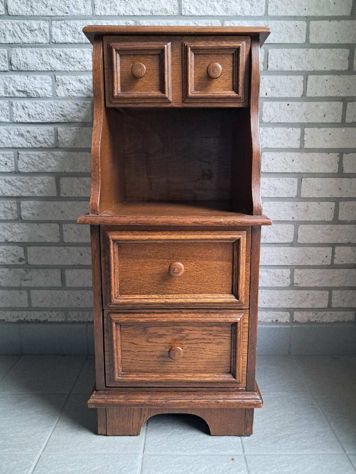 Traditioneel eikenhouten telefoonkastje., Ophalen