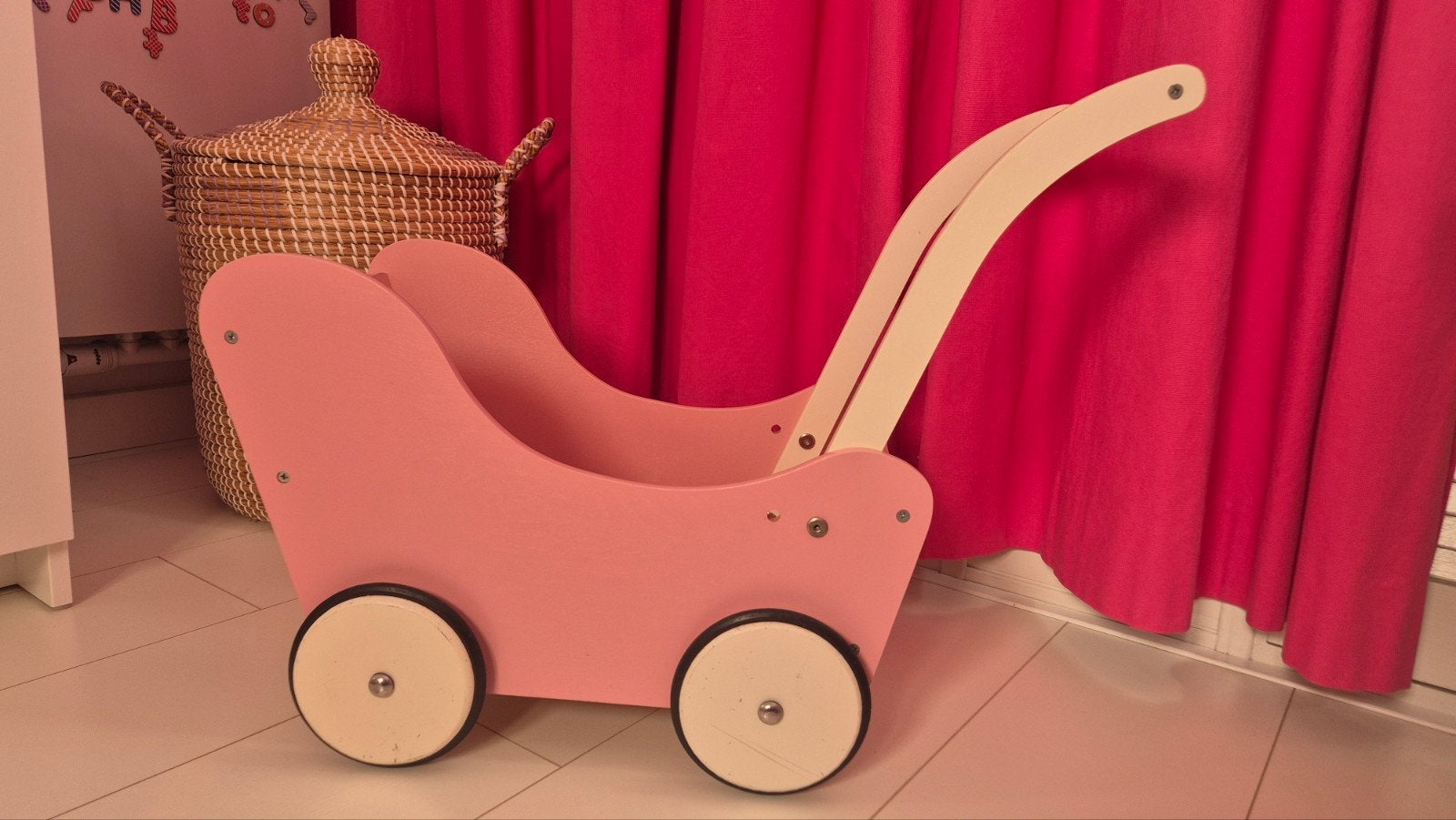 Houten poppenwagen licht roze, Ophalen, Gebruikt, Meisje