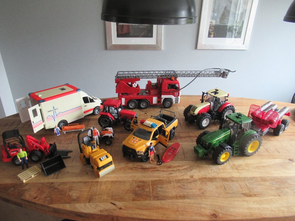 9x Bruder brandweer ambulance tractor shovel Baywatch Trike, Ophalen, Zo goed als nieuw