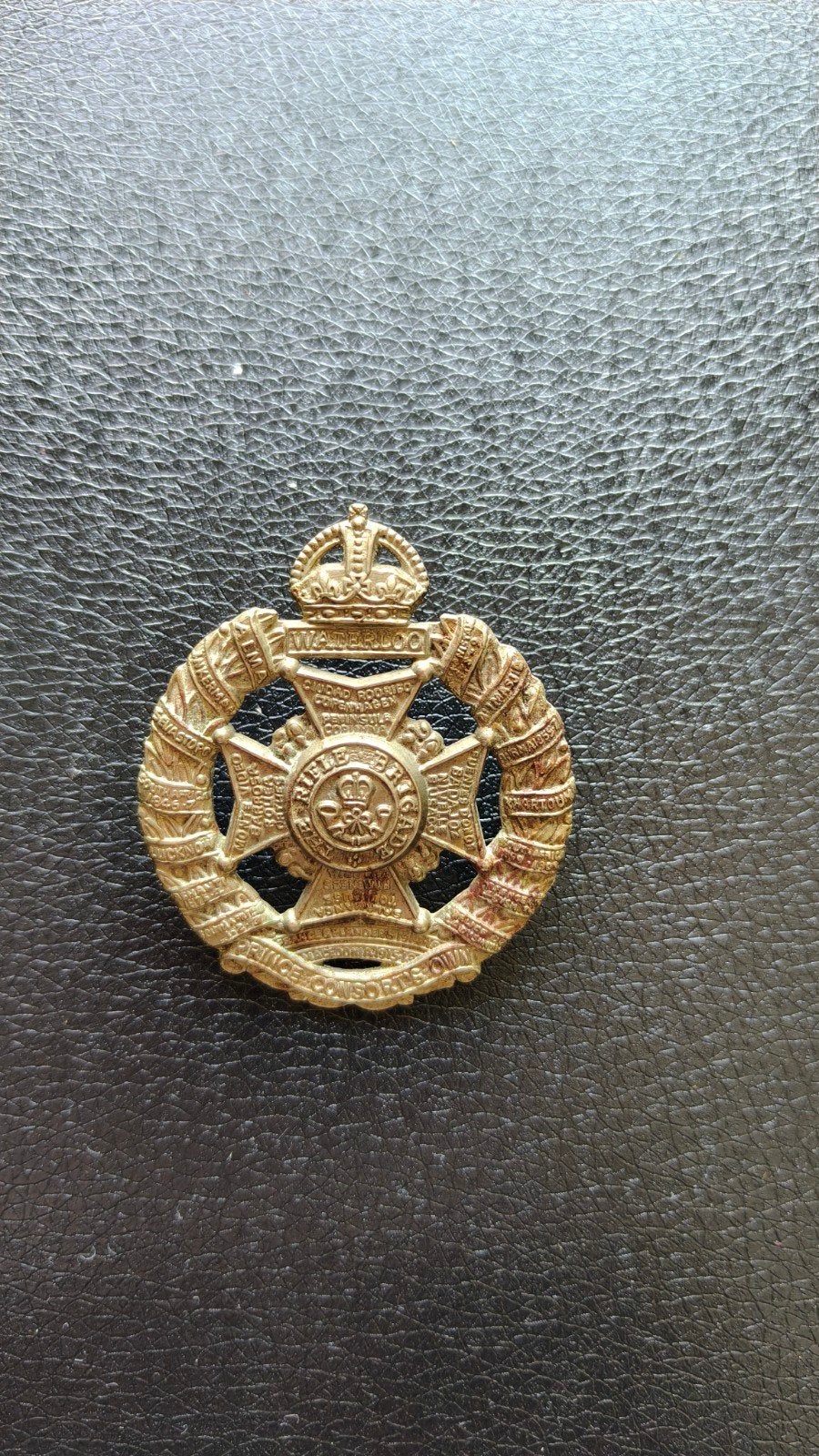 Originele WW2 capbadge Rifle Brigade., Verzamelen, Militaria | Tweede Wereldoorlog, Ophalen of Verzenden, Landmacht, Engeland