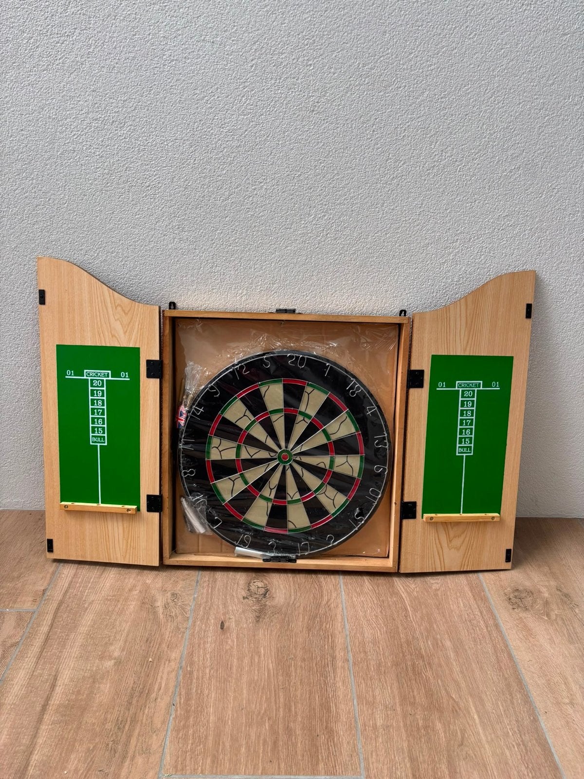 Dartbord in houten kast - Kings Head Pub & Lodging, Sport en Fitness, Darts, Ophalen, Nieuw, Dartbord met pijlen