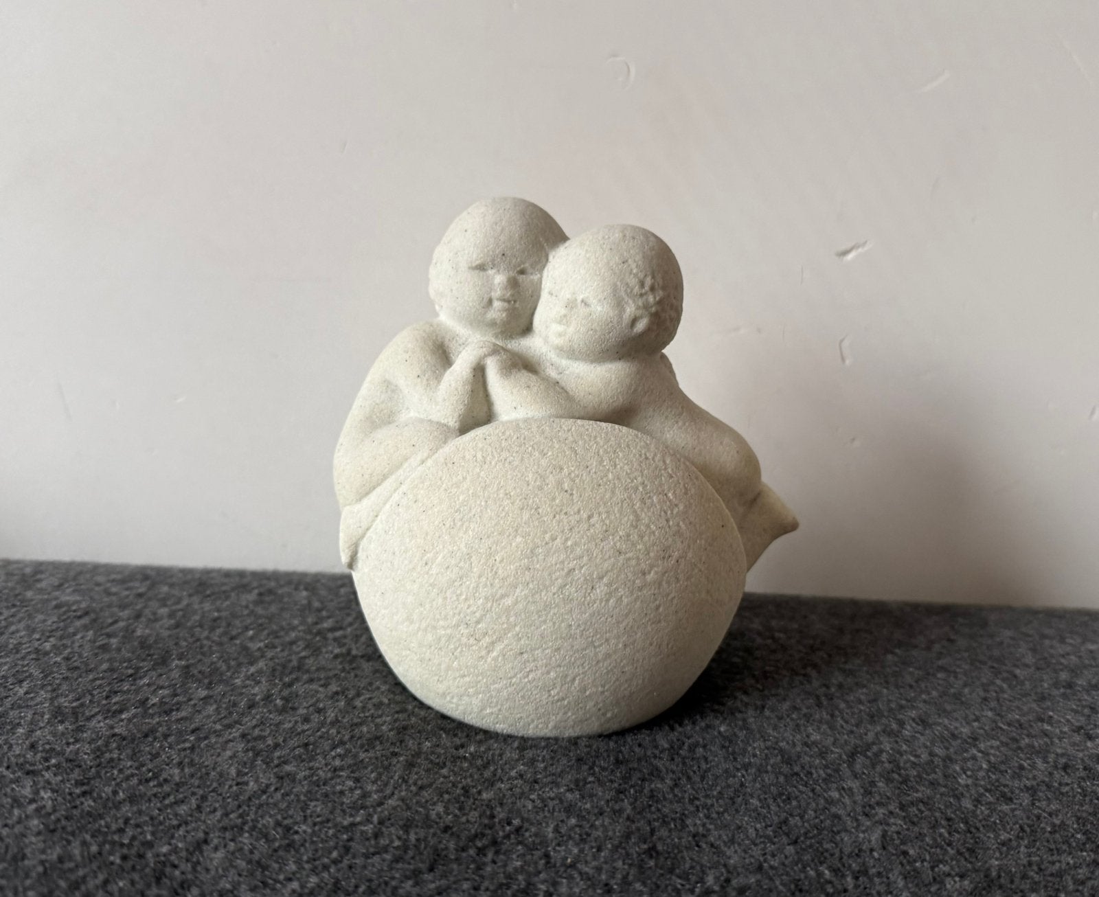 Vintage Marbell beeldje, 2 kindjes, 12 cm hoog., Verzamelen, Beelden en Beeldjes, Ophalen of Verzenden, Zo goed als nieuw, Mens