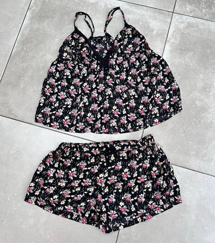 ETAM BLOEMEN MOTIEF TWEE DELIGE PYJAMA MAAT M, Kleding | Dames, Pyjama's, Ophalen of Verzenden, Zo goed als nieuw, Maat 38/40 (M)