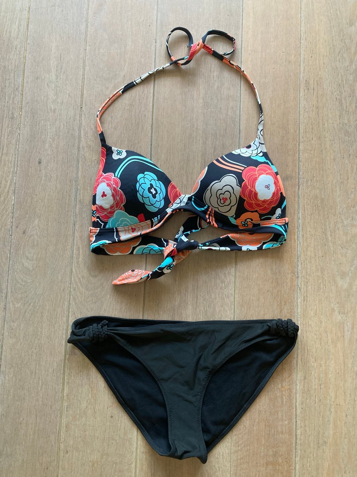 Bikini set: Haltertop De Bijenkorf Cup C & H&M broekje, Ophalen of Verzenden, Gedragen, Meerkleurig, Bikini