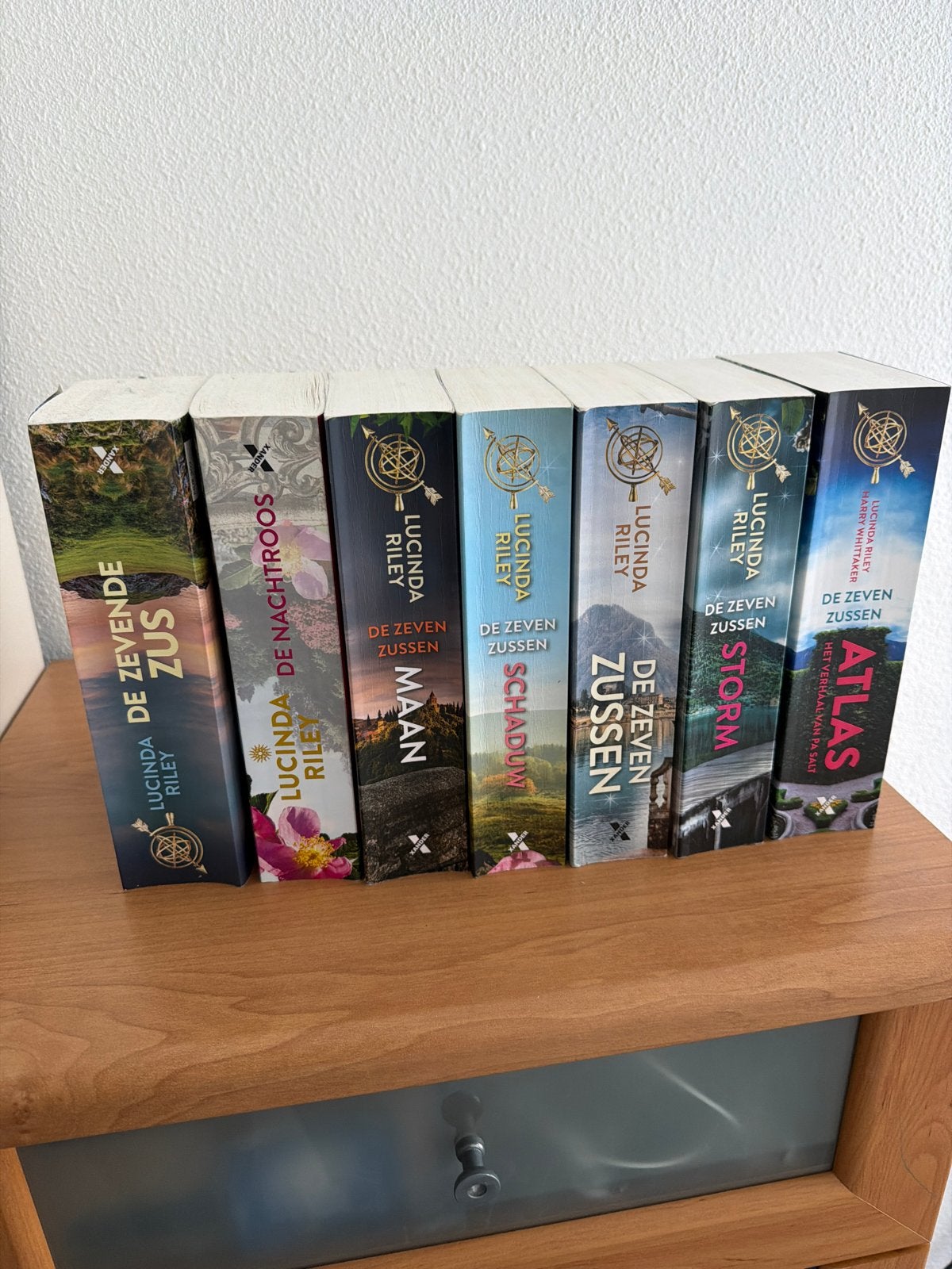 De Zeven Zussen serie - Lucinda Riley (7 boeken), Boeken, Ophalen of Verzenden, Gelezen