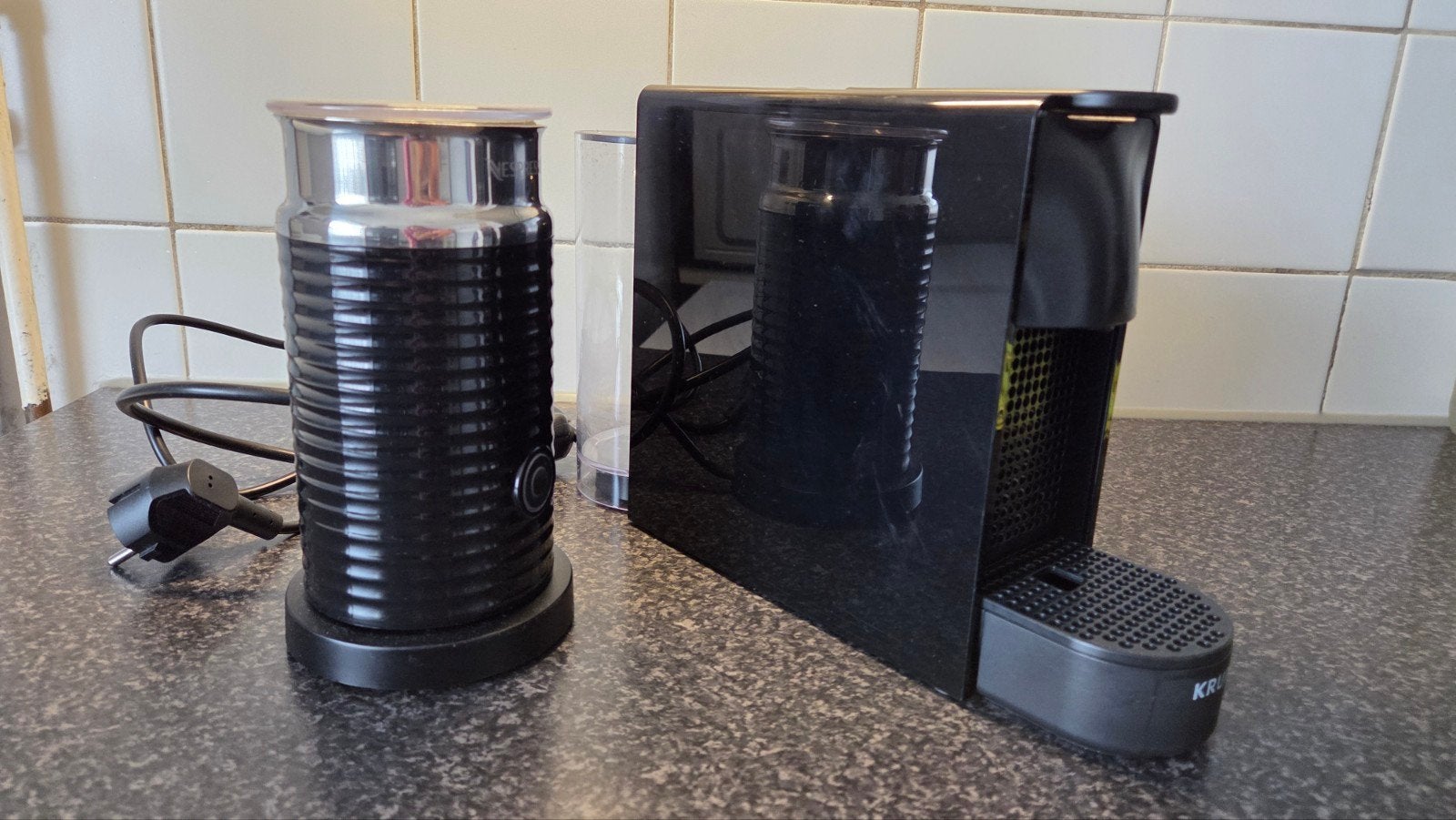 Nespresso Inissia Koffiezetapparaat met Melkopschuimer, Ophalen, Koffiepads en cups, Gebruikt, Koffiemachine