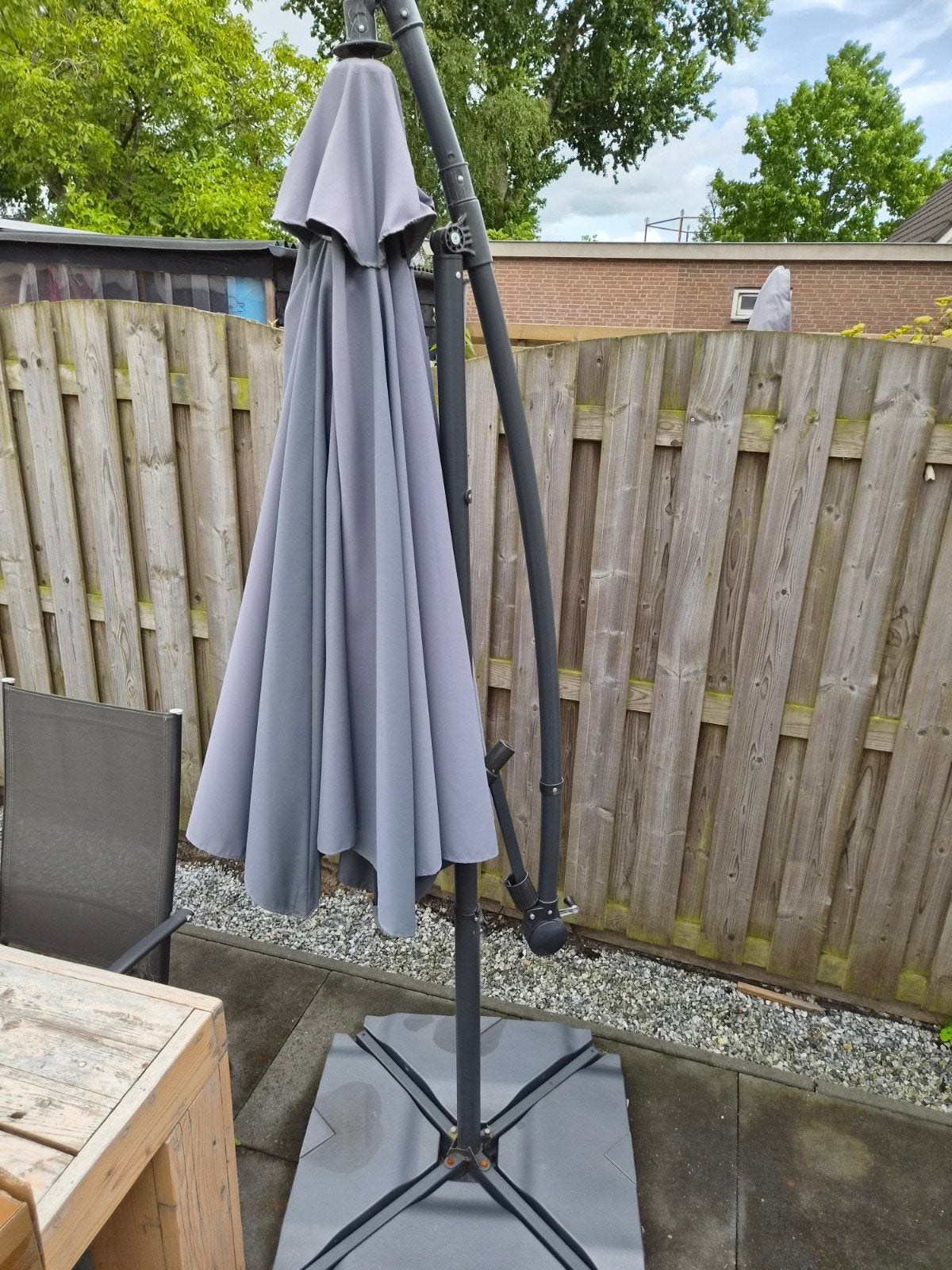 Grote zweefparasol met voet - Grijs, Tuin en Terras, Parasols, Gebruikt, Zweefparasol, 2 tot 3 meter, Ophalen of Verzenden