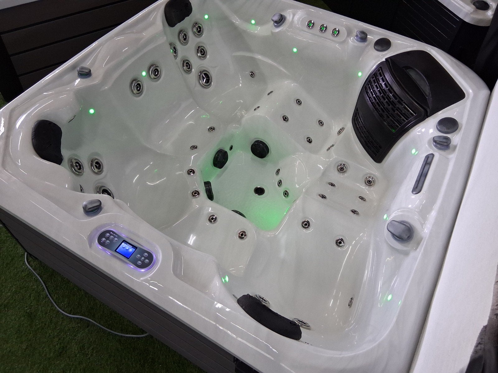 Foto 9 van Balboa jacuzzi 2 ligplaatsen audio spa + bezorging&garantie