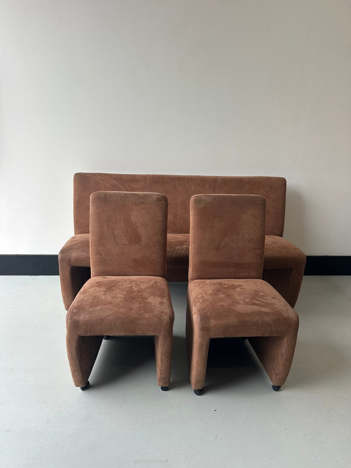 Cognackleurige eetkamerbank + bijpassende stoelen, Ophalen, Zo goed als nieuw, Stof