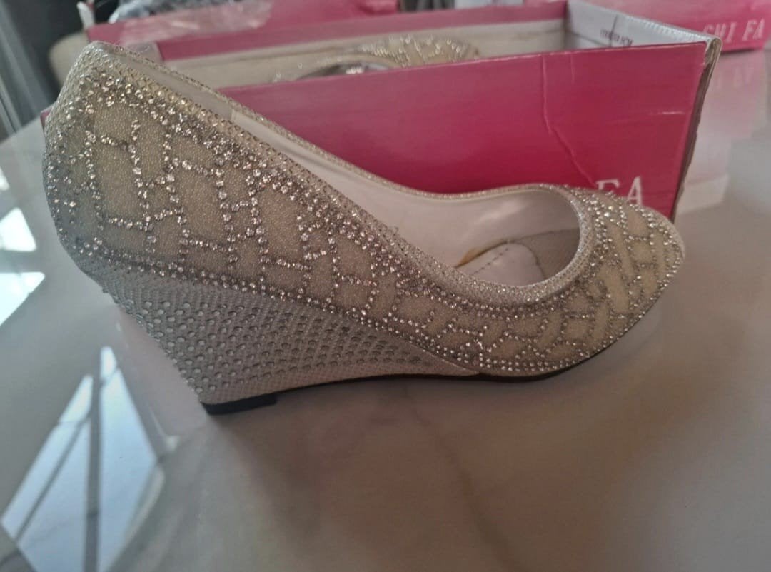 partij nieuwe schoenen rond de 1100 stuks, Ophalen of Verzenden, Nieuw, Overige kleuren, Pumps