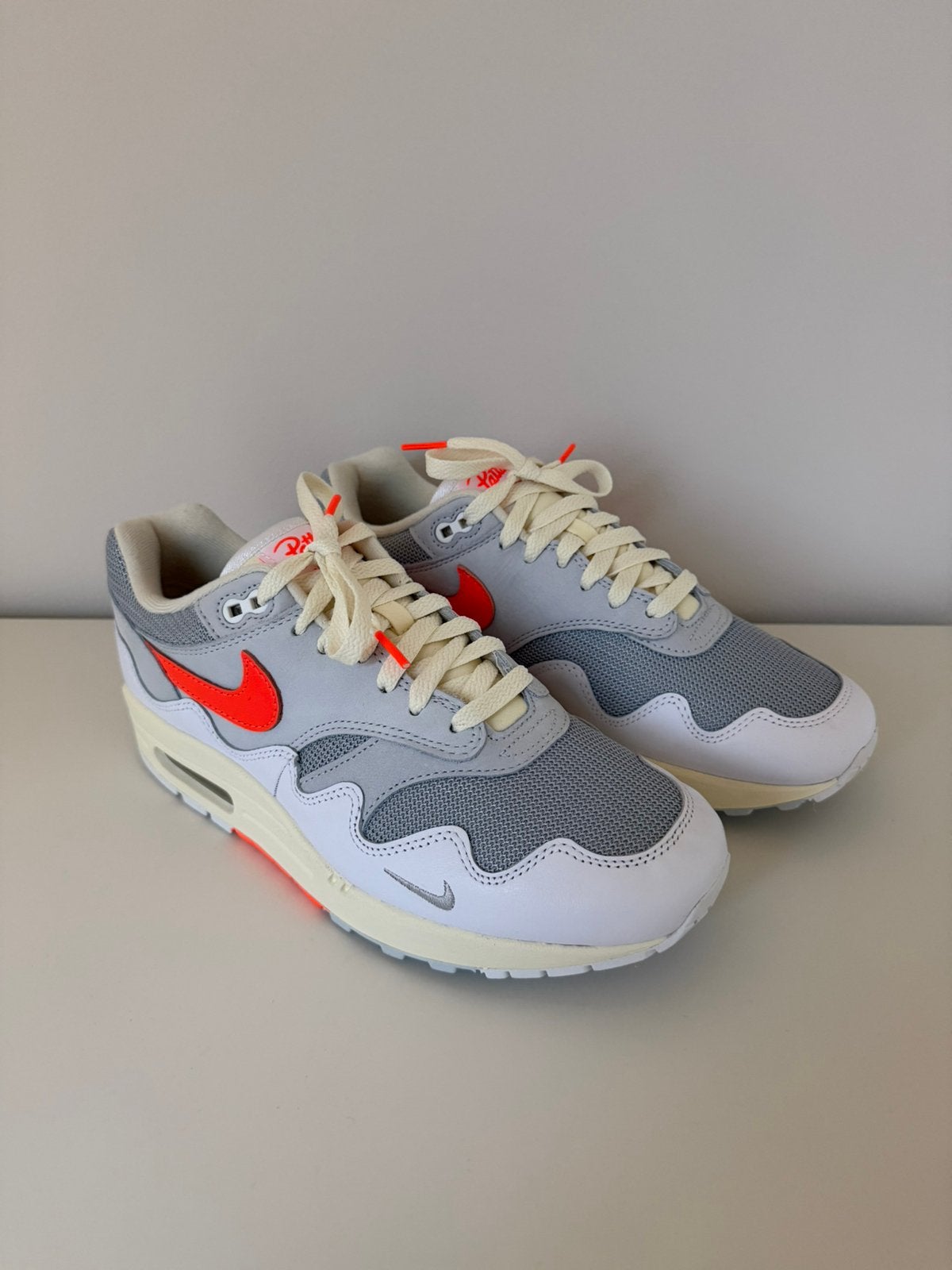 Nike AM1 x Patta - White Hyper Crimson (w/ bracelet), Wit, Nieuw, Ophalen of Verzenden, Sneakers of Gympen