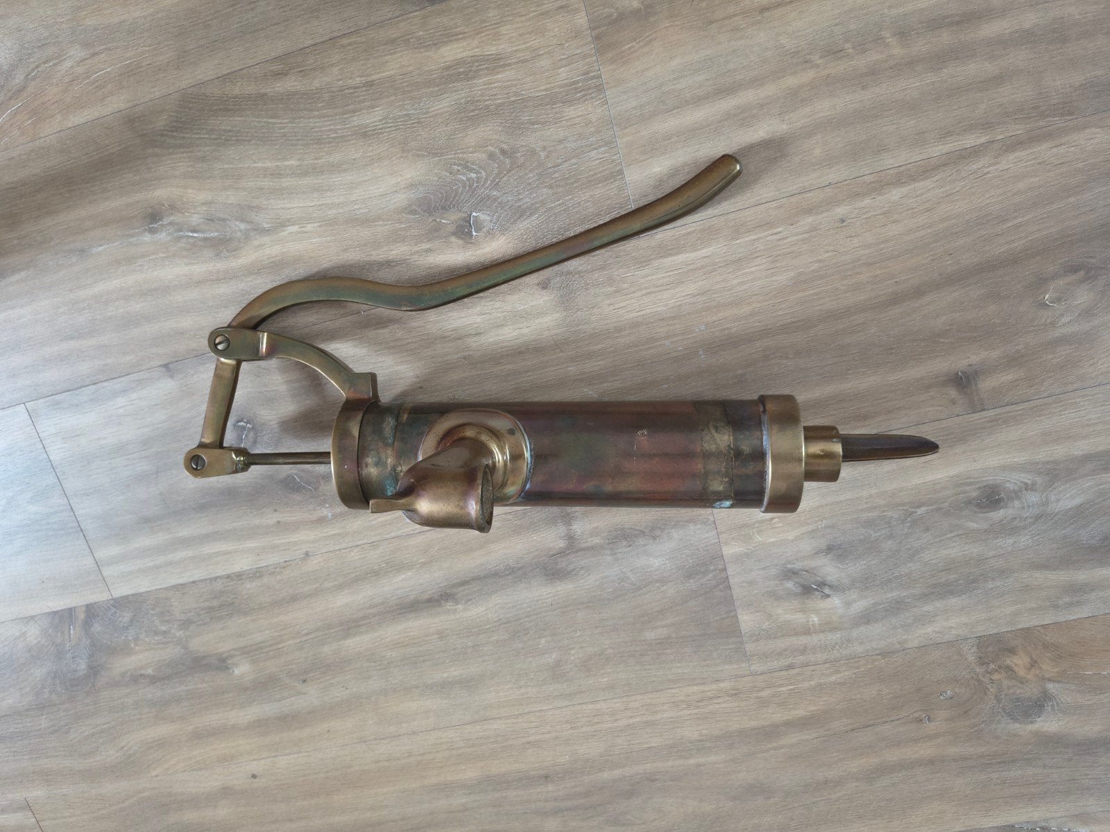 Antieke messing vetspuit / pomp, Ophalen