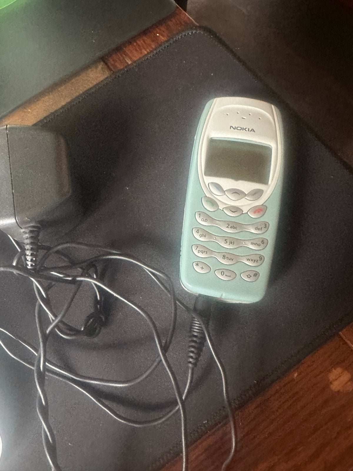 Oude Nokia met oplader (onbekende werking), Overige kleuren, Geen camera, Fysiek toetsenbord, Ophalen of Verzenden