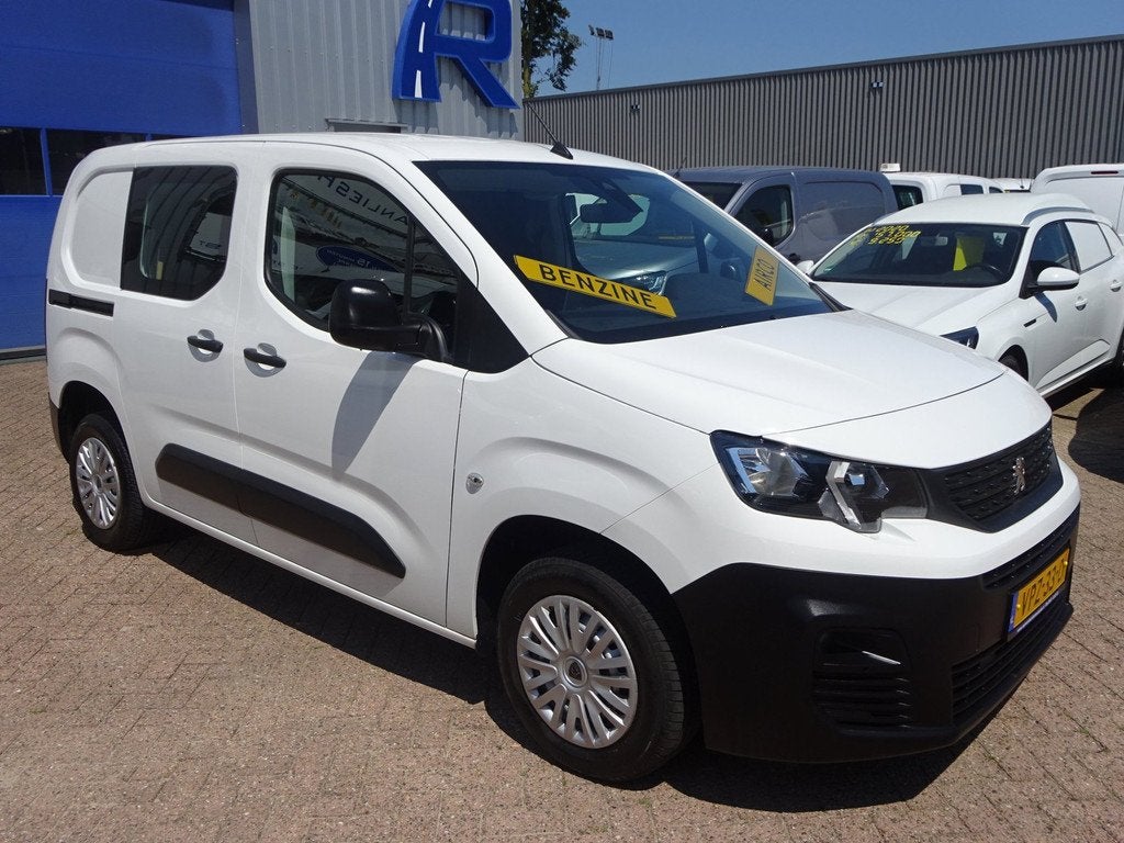 Peugeot Partner 1.2 PureTech Pro BENZINE AIRCO NAVI CRUISE C, Auto's, Bestelauto's, Voorwielaandrijving, Gebruikt, 1199 cc, Wit