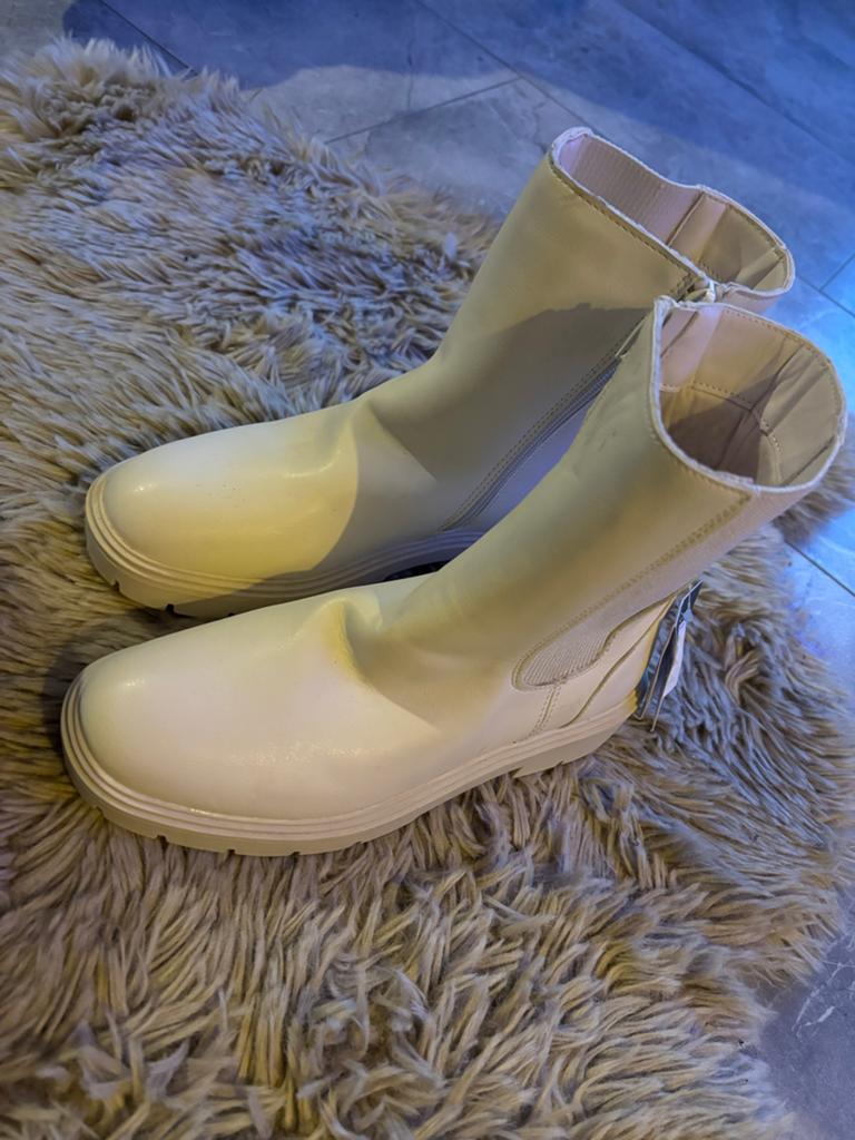 Primark Crèmekleurige Enkellaarzen Maat 36, Kleding | Dames, Ophalen of Verzenden, Nieuw, Beige, Lage of Enkellaarzen