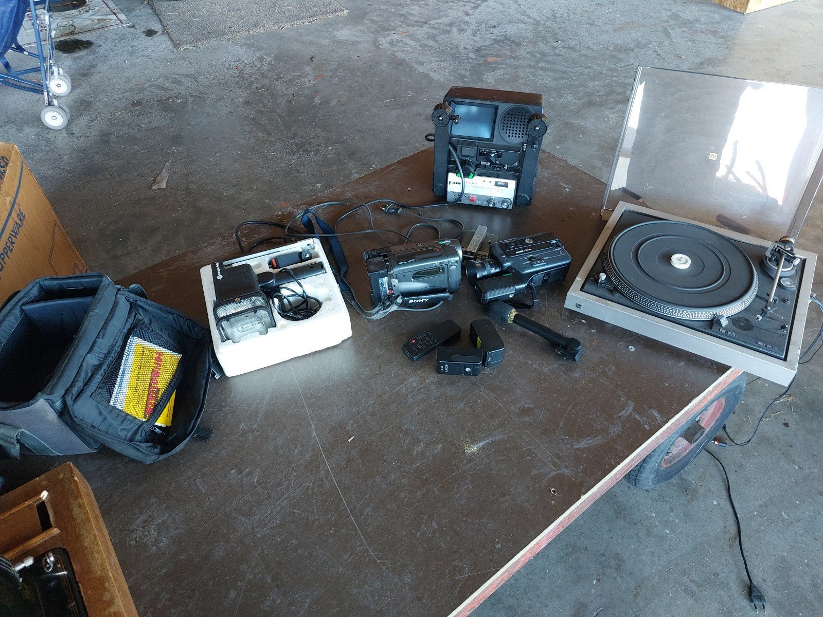 Diverse spullen: Platenspeler, videocamera's en film editor, Ophalen