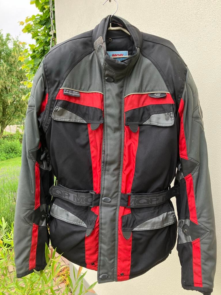 MQP Motorjas Heren maat L Zwart/Rood/Grijs, Motoren, Kleding | Motorkleding, Ophalen, Tweedehands, Dames, Jas | textiel