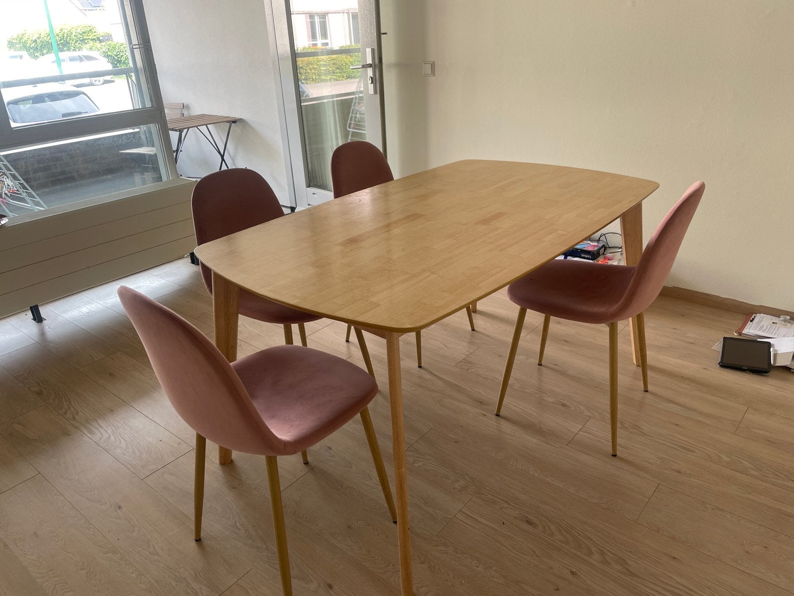Eettafel met 4 roze stoelen - Gebruikt, Huis en Inrichting, Tafels | Eettafels, Ophalen, Gebruikt, 100 tot 150 cm, 50 tot 100 cm