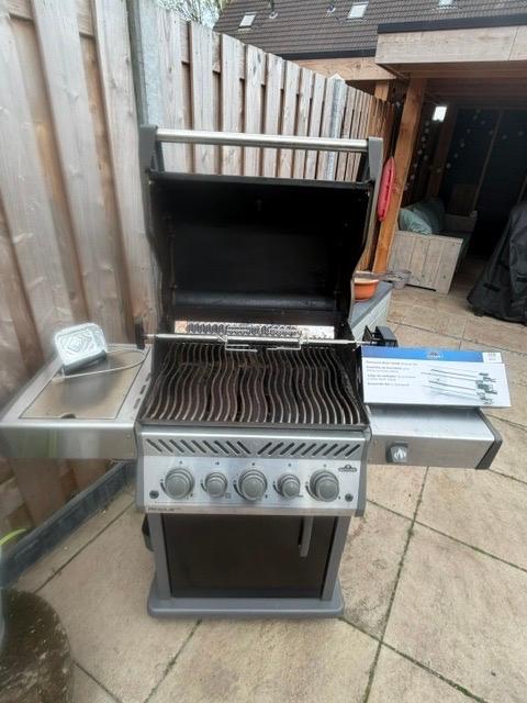 Napoleon Rogue 425 Gasbarbecue met accessoires en hoes, Ophalen, Gebruikt