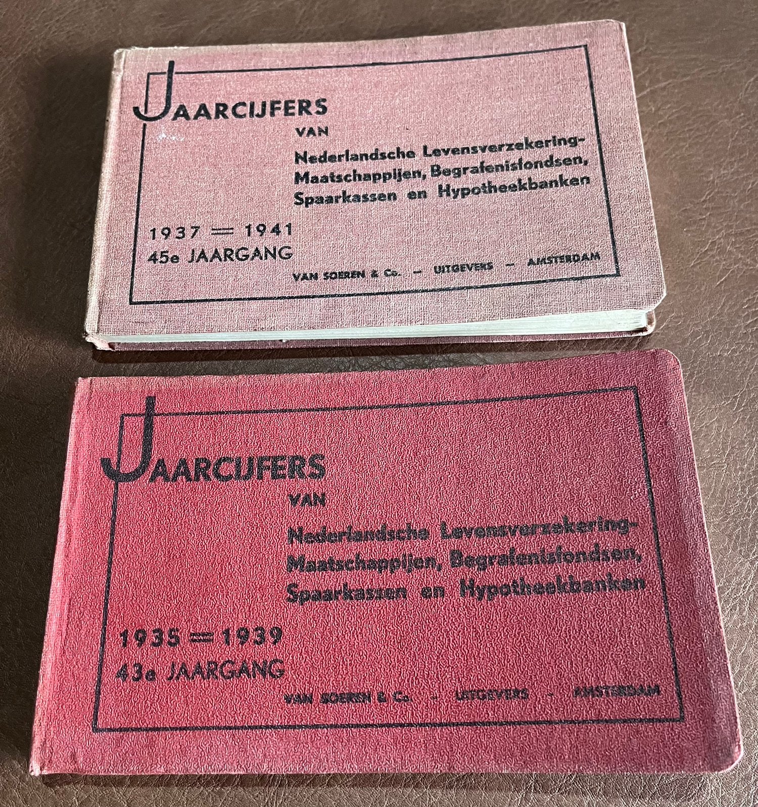 2 boekjes - Jaarcijfers van Nederlandse Levensverzekeringen, Ophalen of Verzenden, Gelezen