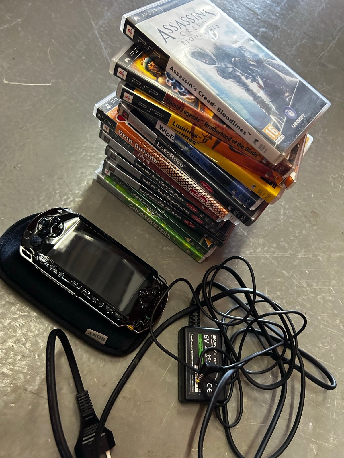 Sony PSP 3000 met 12 games en oplader, Spelcomputers en Games, Spelcomputers | Sony PSP, Ophalen, Gebruikt, Met games, PSP 3000