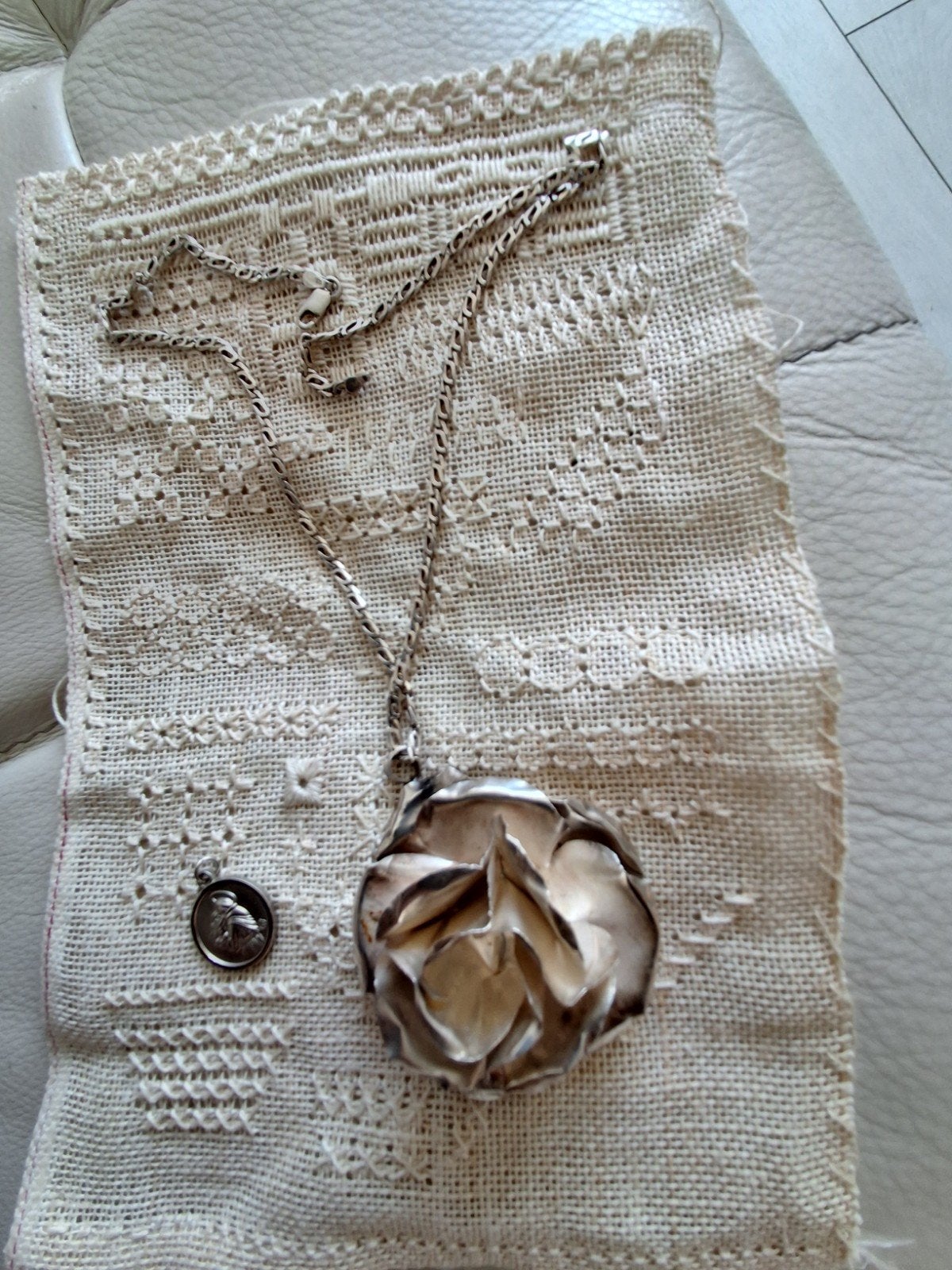 Zilveren ketting met grote zilveren Roos hanger, Ophalen of Verzenden, Zilver, Hanger