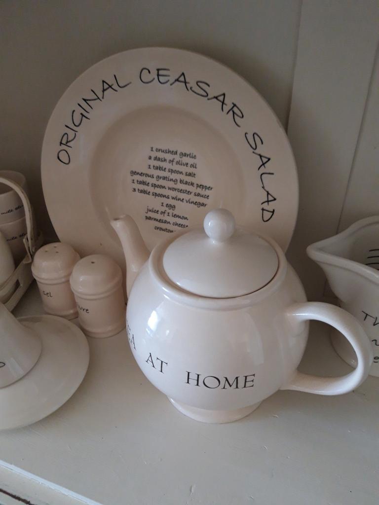 Riviera Maison, Leuke theepot met tekst, Huis en Inrichting, Keuken | Servies, Ophalen, Keramiek, Overige typen, Nieuw