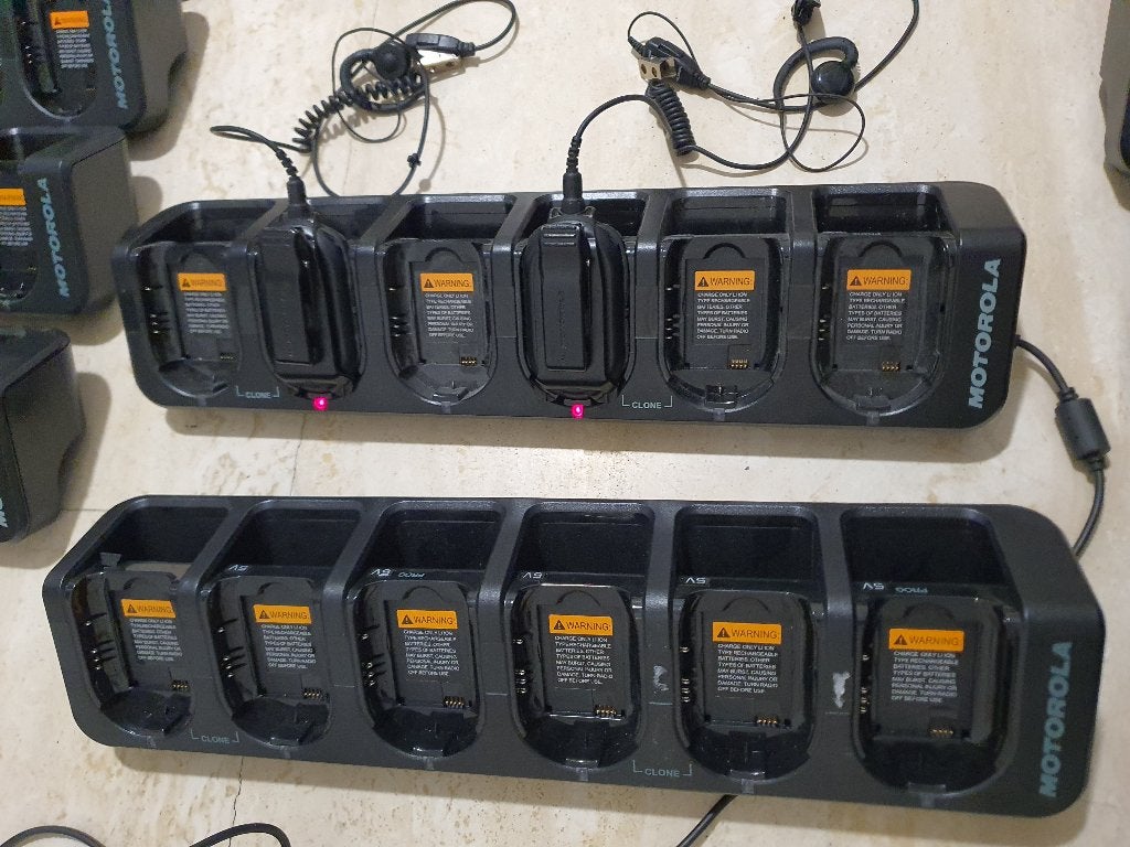 Motorola walkie talkie Multilader voor CLP446 & CLP446E, Telecommunicatie, Ophalen, Nieuw, Minder dan 2 km