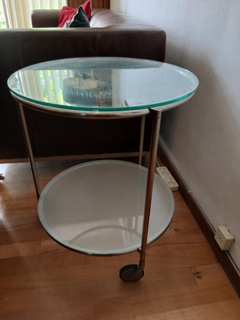 Glazen bijzettafel op wieltjes - Ø 50 cm, H 60 cm, Minder dan 55 cm, Gebruikt, Rond, Ophalen of Verzenden
