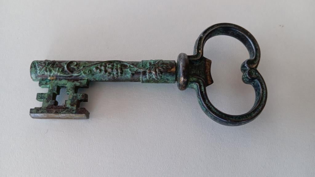 Bronzen sleutel als kurkentrekker., Ophalen of Verzenden, Koper