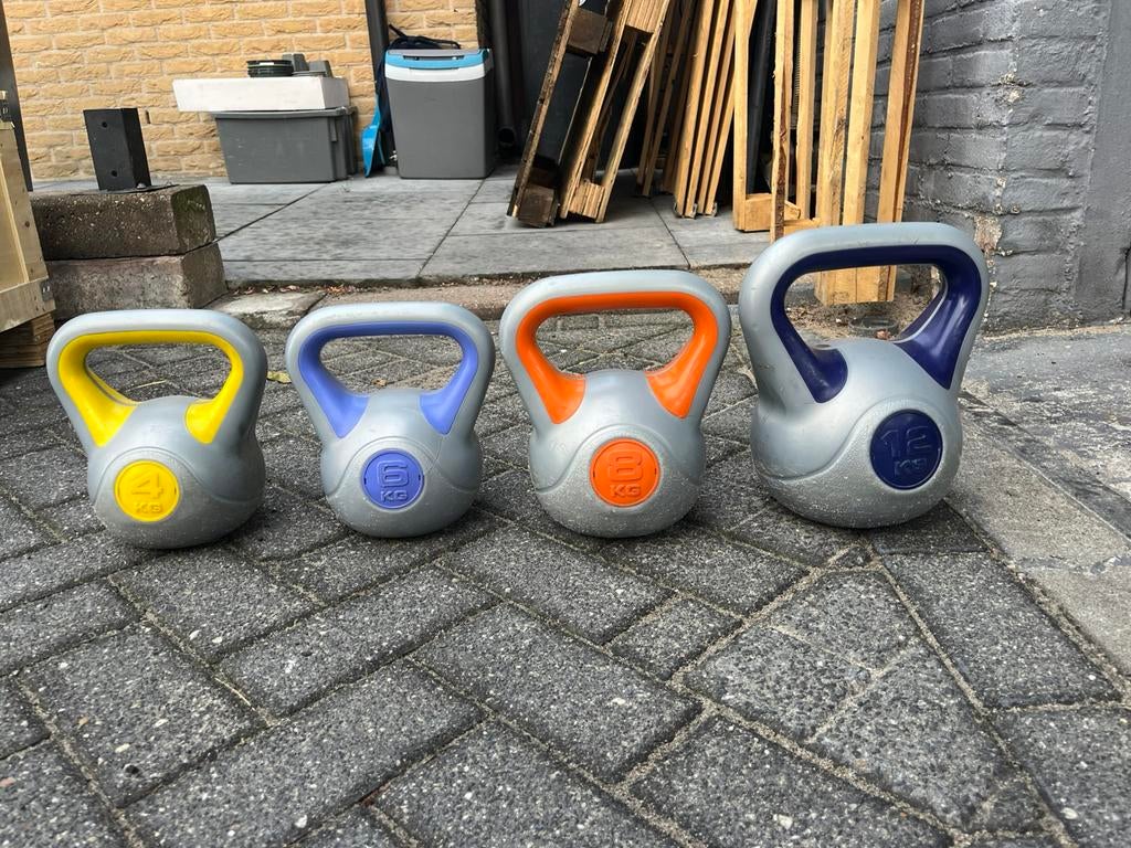 Kettlebells 4-6-8-12 kg kettlebell gewichten, Sport en Fitness, Fitnessmaterialen, Gebruikt, Gewichten, Ophalen of Verzenden, Kettlebells