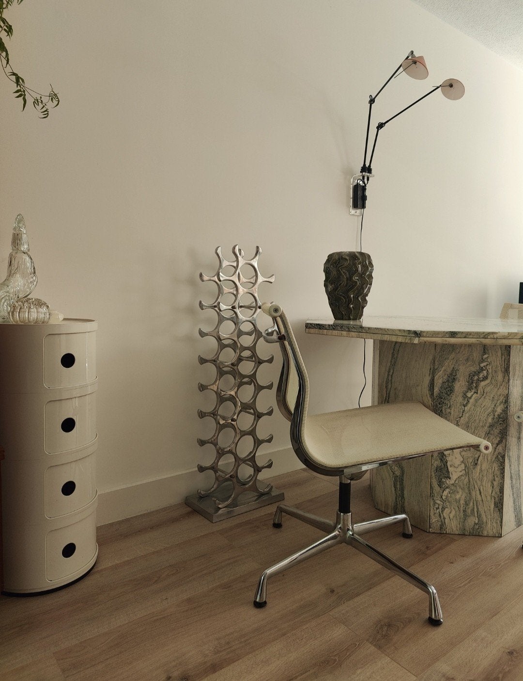 2X Vitra draaibare stoelen EA 108 met een witte netweave, Gebruikt, Modern Design, Wit, Ophalen of Verzenden