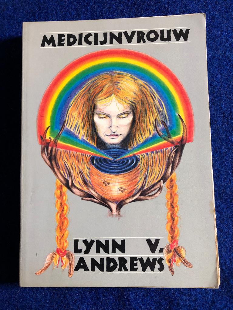 Lynn V. Andrews - Medicijnvrouw, Boeken, Ophalen of Verzenden, Zo goed als nieuw