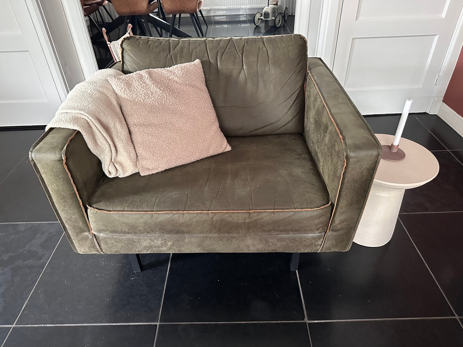 Olijfgroene loveseat 1,5 zits, Huis en Inrichting, Banken | Sofa's en Chaises Longues, Ophalen, Tweepersoons, Zo goed als nieuw