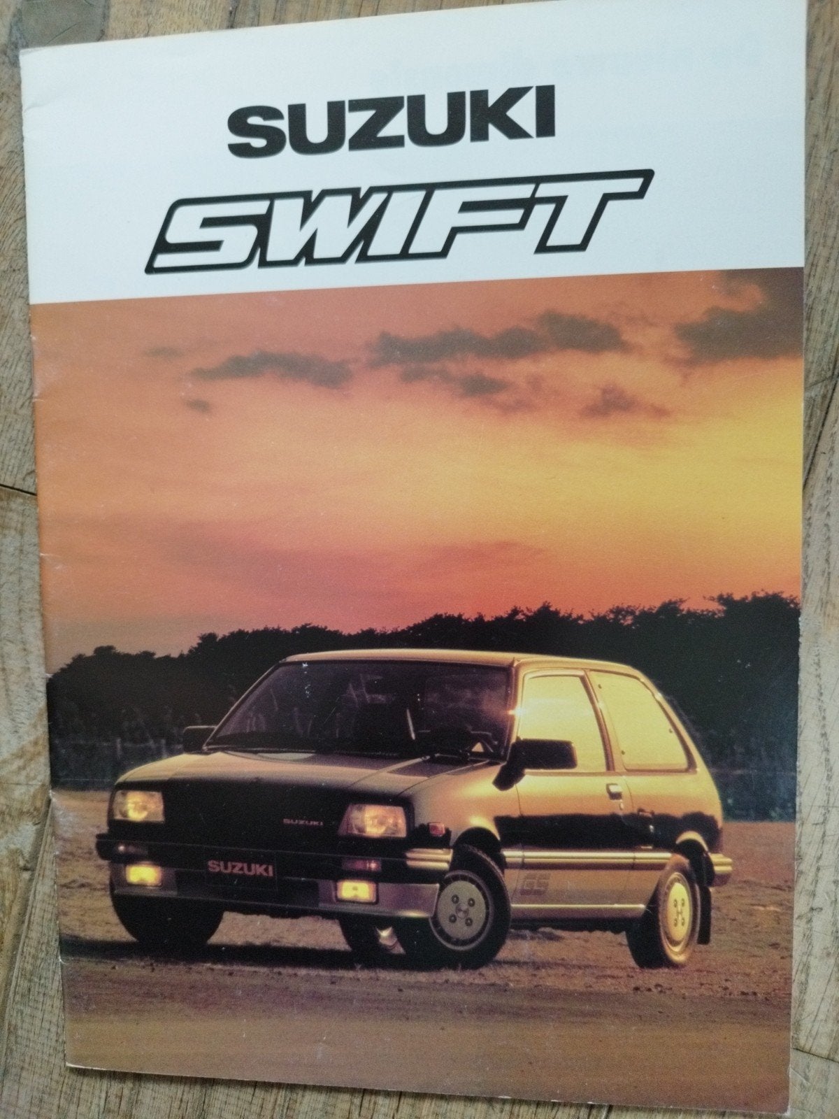 Suzuki Swift brochure uit 1982 - 24 pagina's, Boeken, Ophalen of Verzenden, Zo goed als nieuw, Suzuki