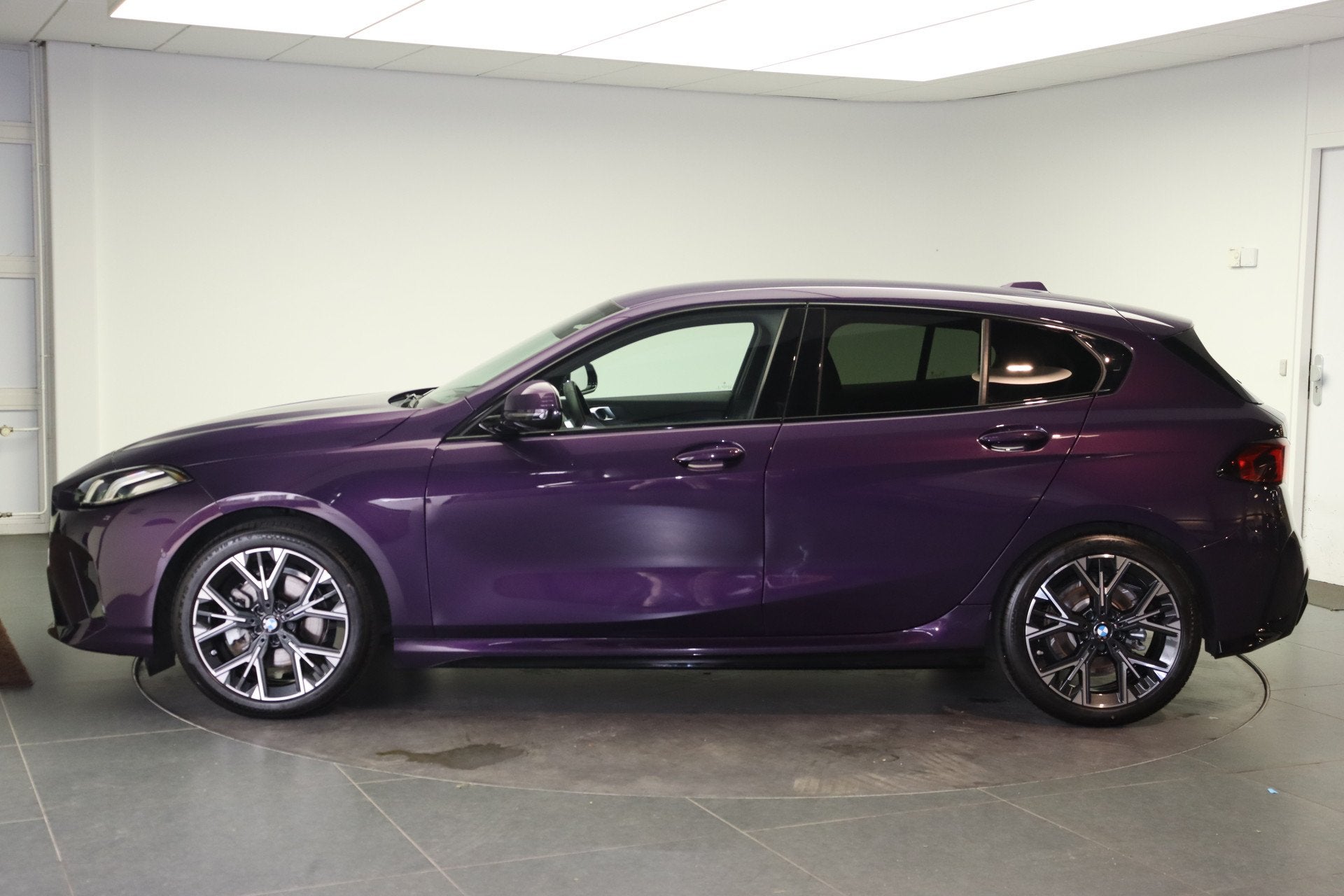 BMW 1 Serie 120 M Sport Automaat / Sportstoelen / Achteruitr, Auto's, Gebruikt, Met garantie (alle), Parkeercamera, Bedrijf