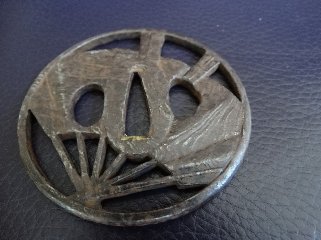 Edo, grote antieke tsuba met voorstelling van een waaier, Verzenden, Gemerkt, Japan, Brons
