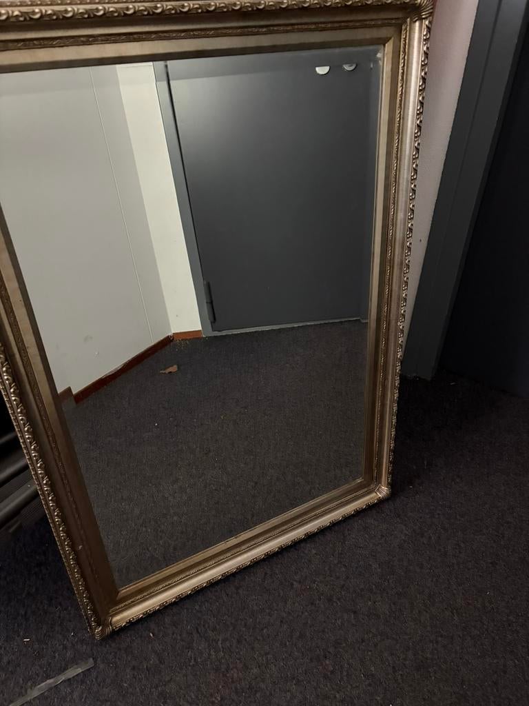 Brocante grote spiegel met mooie goudkleurige lijst, Ophalen, Gebruikt, 100 tot 150 cm, Rechthoekig