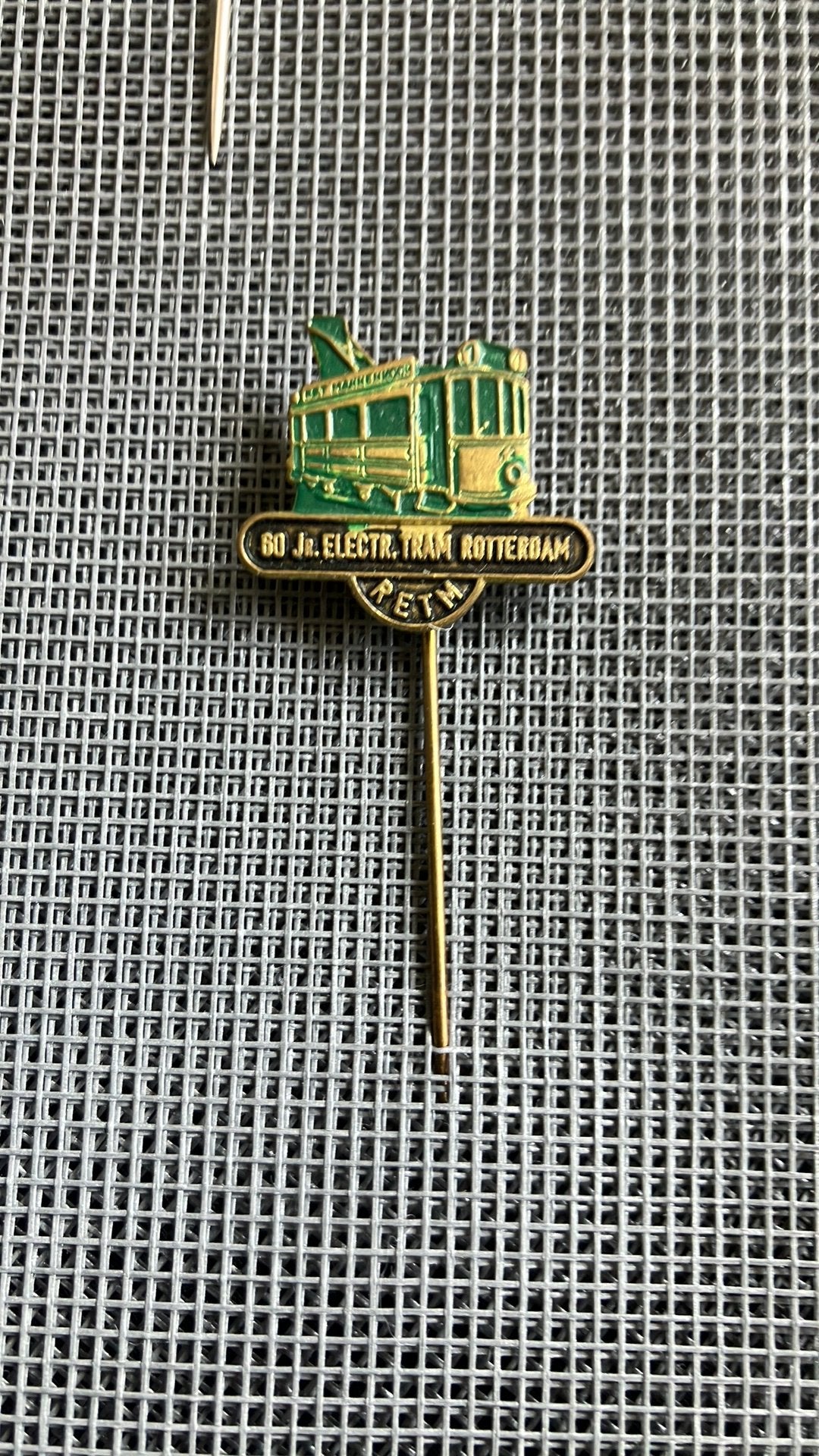 Speldje 60 jr. electr. tram Rotterdam, Verzamelen, Verzenden, Zo goed als nieuw, Overige onderwerpen