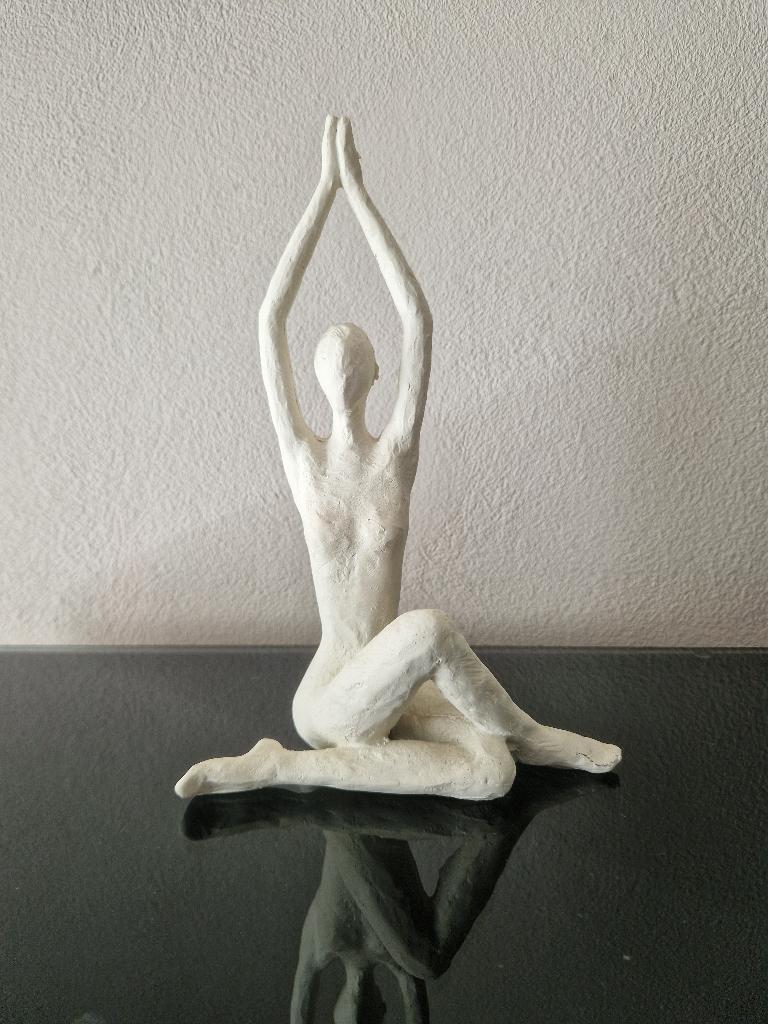 Vrouw figuur beeldje in meditatie-yoga houding, Gips, Ophalen of Verzenden, Wit, Beeld